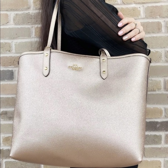 Gaby’sBags👜💕- NWT Coach Reversible Tote &Pouch - Picture 2 of 6